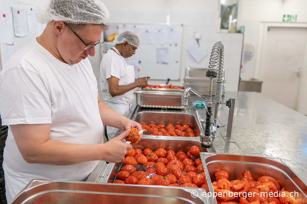 Die Arwo Stiftung lässt unverkäufliche Tomaten zu Saucen verarbeiten.