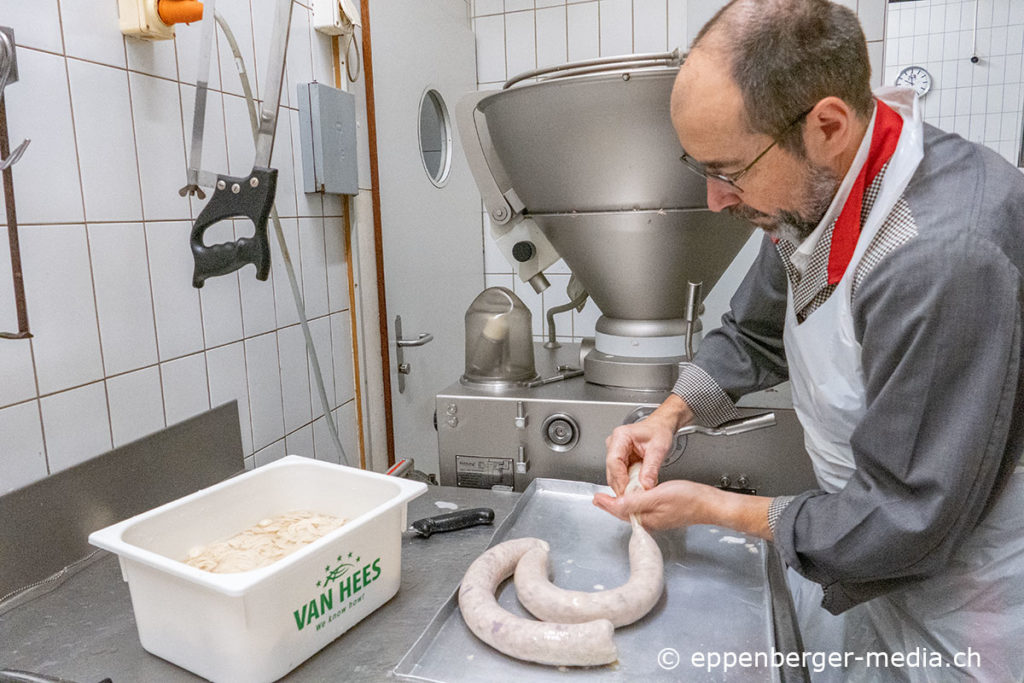 In der Metzgerei in Yverdon-les-Bains wird noch handwerklich gearbeitet.