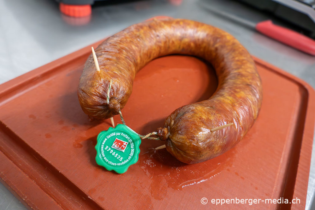 Die Saucisses aux choux vaudoises IGP muss in warmem Wasser gekocht werden.